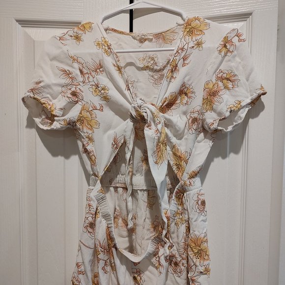 LA Heart: Cute Short Sleeved White and Yellow Flower Patterned Romper - Picture 1 of 2